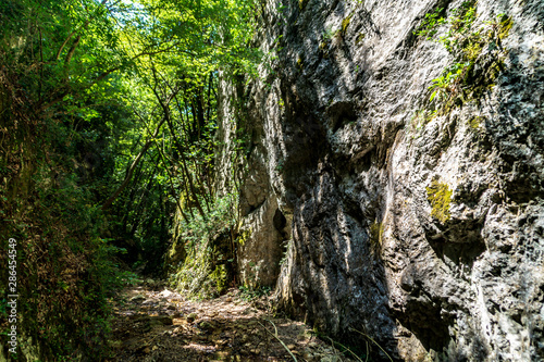 Vista lungo il sentiero 168 Gola di Jana da Braccano