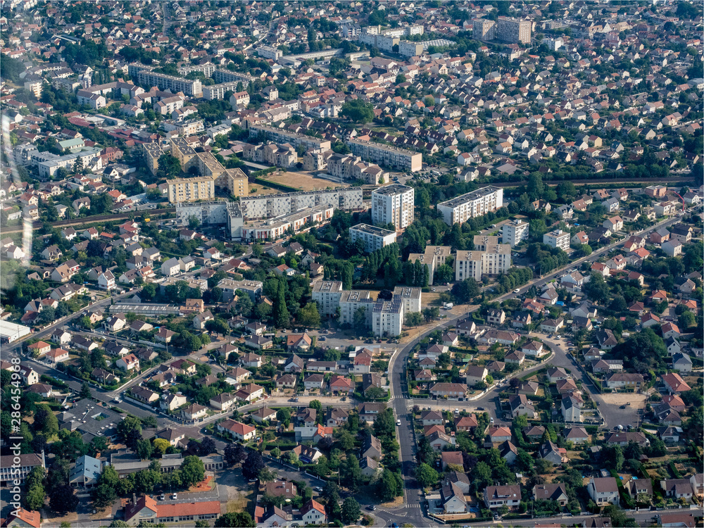 vue aérienne de la ville de Conflans Sainte Honorine dans les Yvelines en France