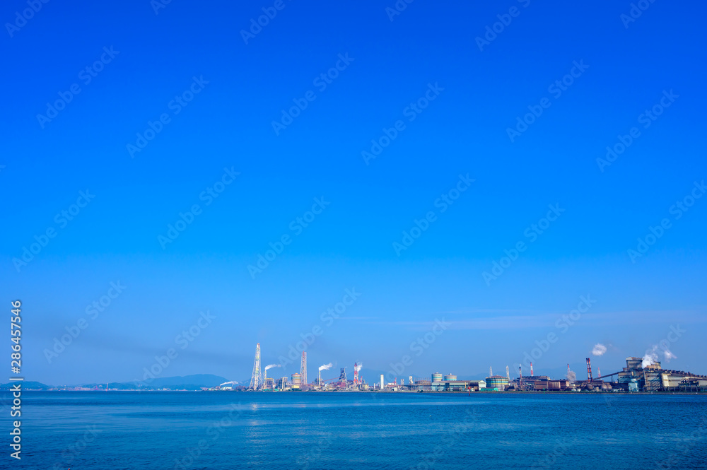 夏の洞海湾を望む北九州工業地帯