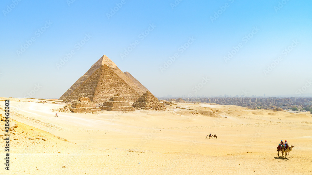 Les célèbres pyramides de Gizeh alignées et le Caire Les célèbres pyramides de Gizeh alignées et le Caire