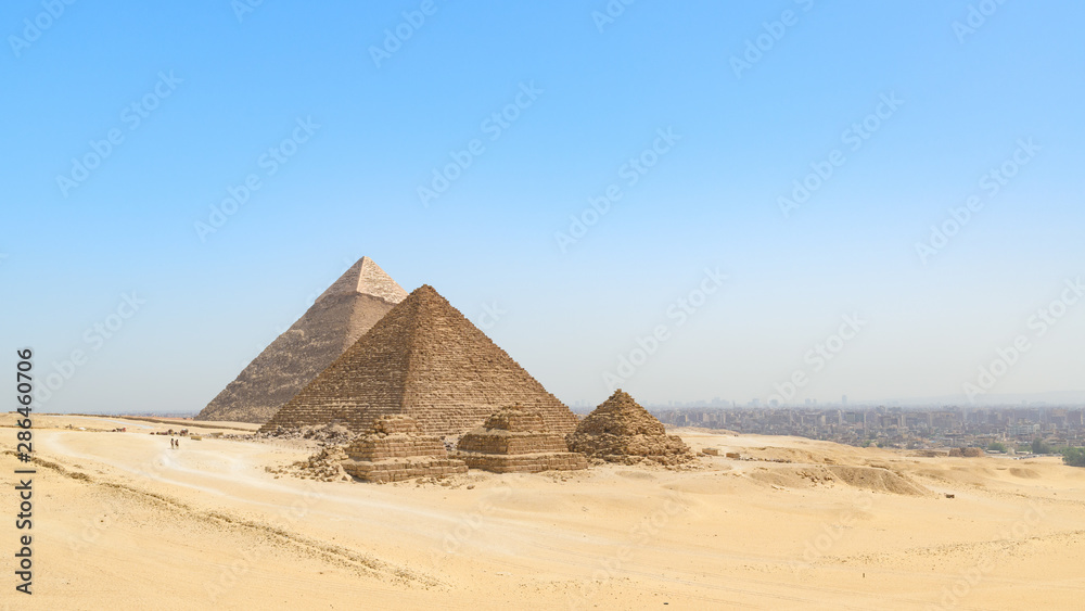 Les célèbres pyramides de Gizeh alignées et le Caire Les célèbres pyramides de Gizeh alignées et le Caire