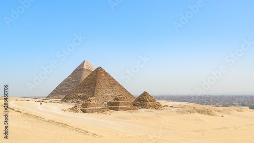 Les c  l  bres pyramides de Gizeh align  es et le Caire