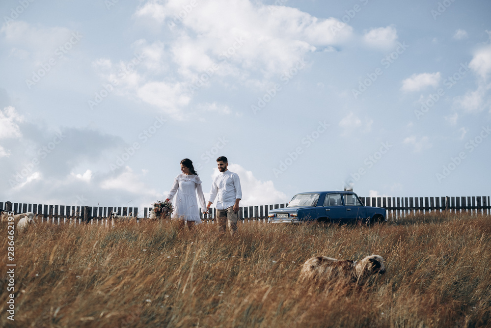 Obraz premium man and woman walking on a field