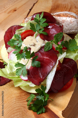 Hirschschinken mit Steinpilzsauce auf Röstmehlsemmel