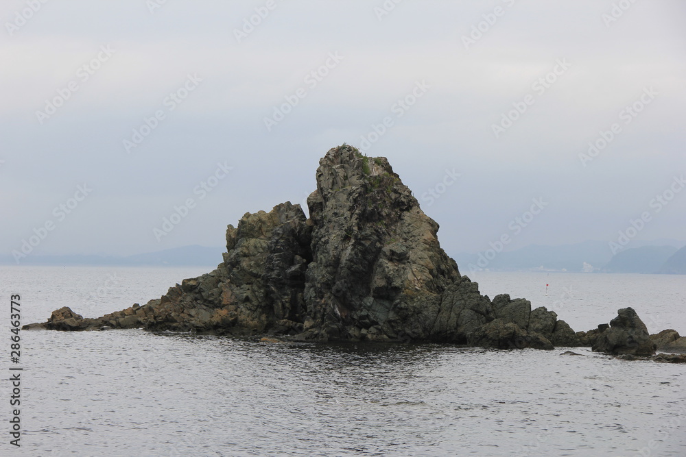 海面から山型に突出している岩礁(福岡県)
