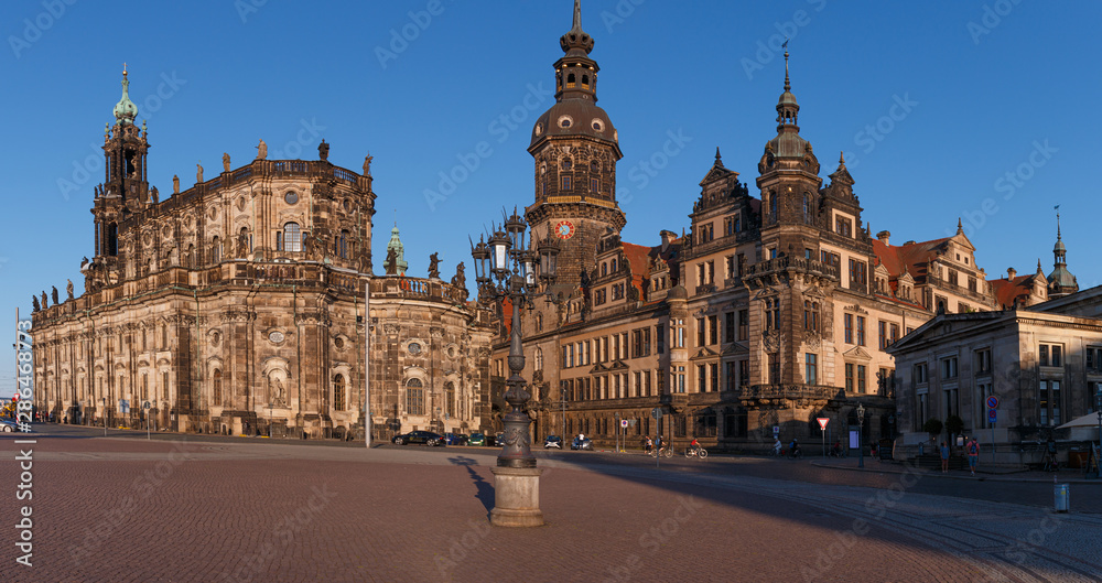 Theaterplatz in Dresden mit Blick auf die Hofkirche und das Residenzschloss