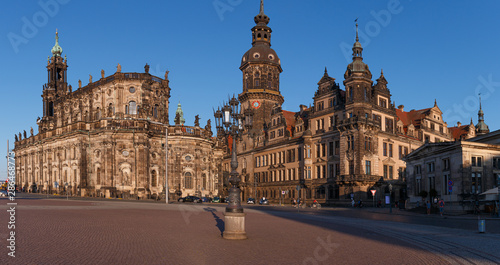 Theaterplatz in Dresden mit Blick auf die Hofkirche und das Residenzschloss