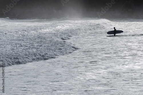 Un surfer sur la plage en Bretagne à Perros Guirrec © shocky