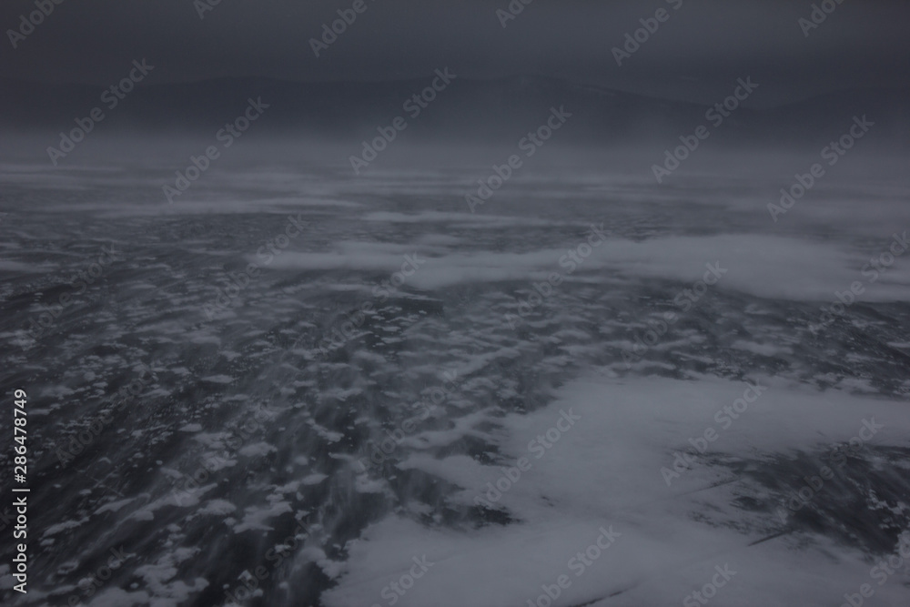 Obraz premium Snow blizzard over the lake