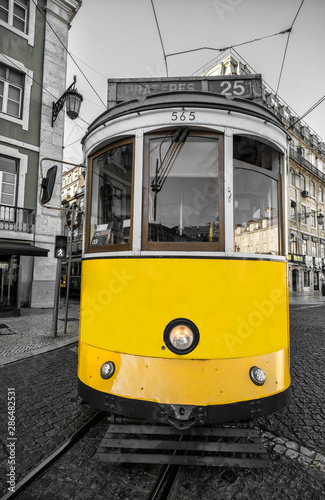 Tranvía amarillo en lisboa