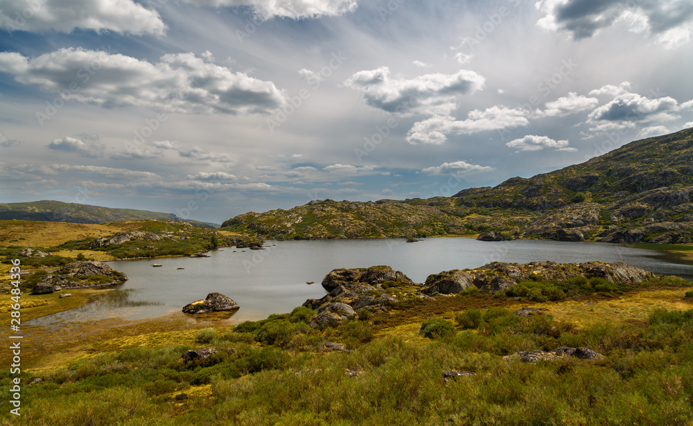 Obraz premium Laguna del Lacillo y cielo con nubes. Parque Natural Lago de Sanabria y alrededores, Zamora, España.