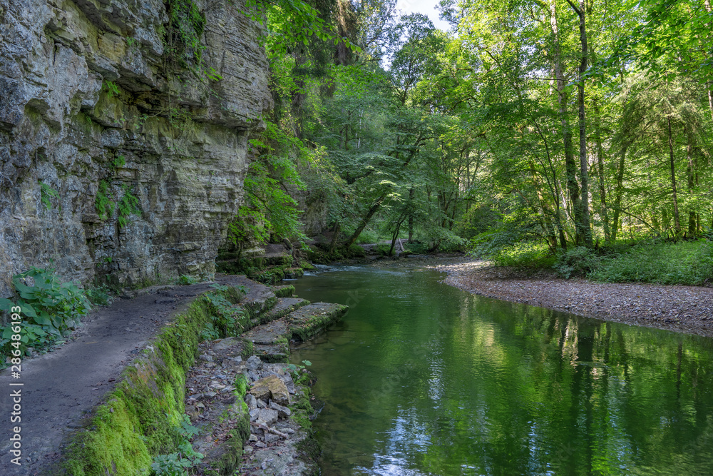Wutachschlucht mit Wanderweg im Sommer - Schwarzwald, Baden-Württemberg, Deutschland Wutachschlucht mit Wanderweg im Sommer - Schwarzwald, Baden-Württemberg, Deutschland