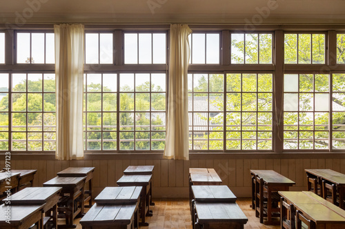 廃校　教室の窓と机