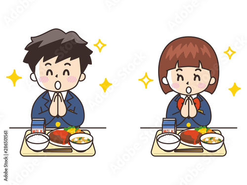 給食を食べる中高生