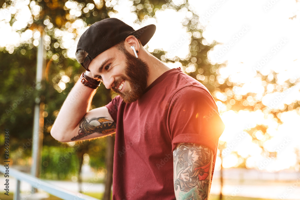 Obraz premium Handsome young man dressed in casual clothing