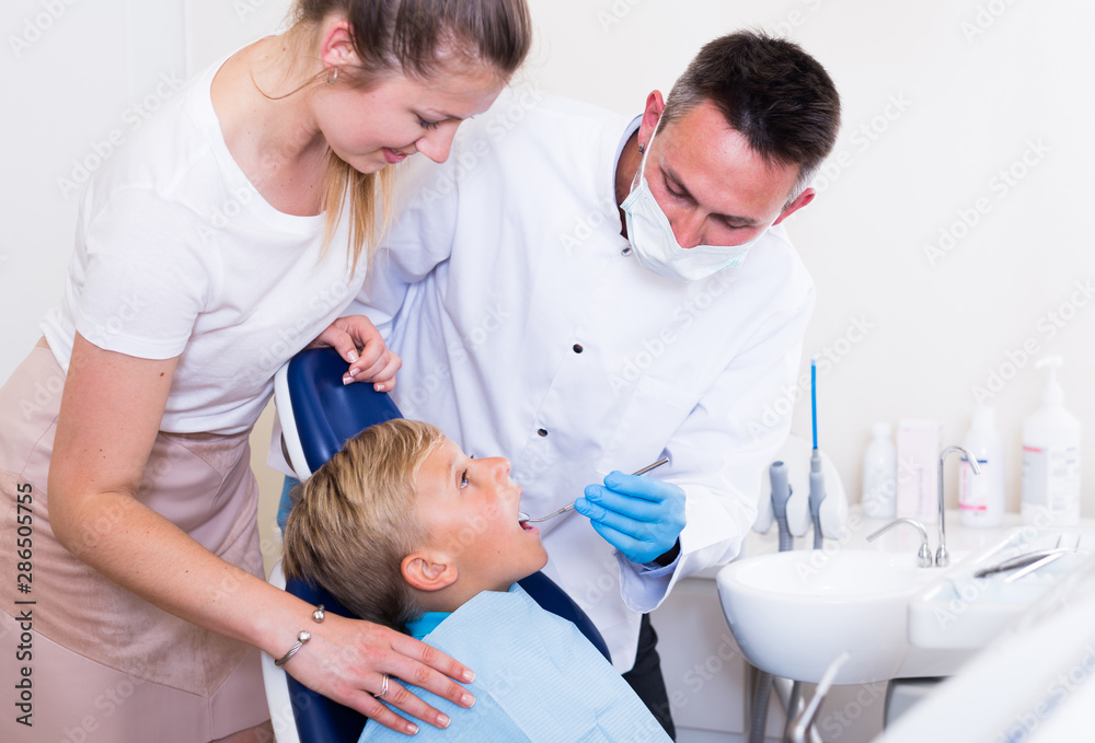 Fototapeta premium Mother with child are visiting dentist