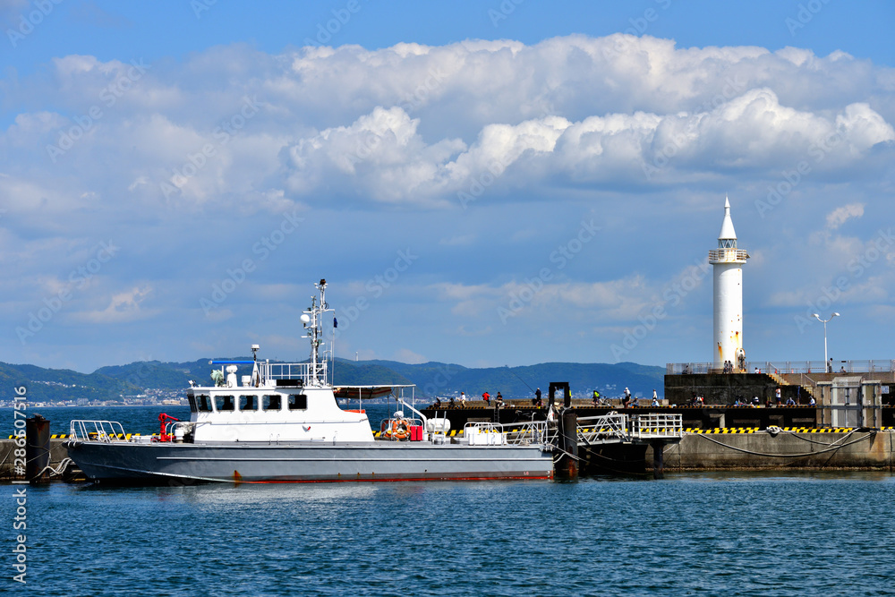 快晴の湘南港と白い灯台