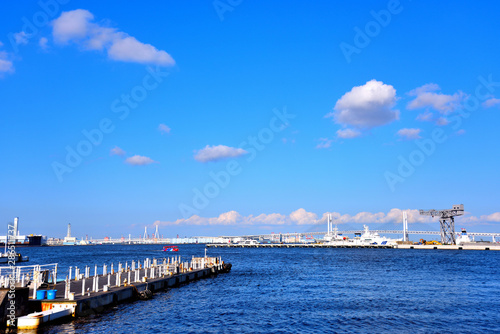 晴れた日の横浜港と桟橋