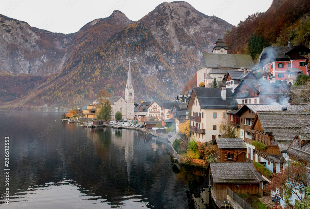 Obraz premium Autumn view Of Hallstatt village, Hallstatt, Austria