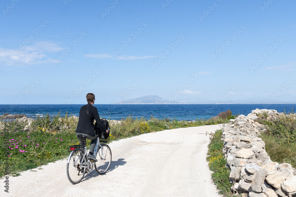 Fototapeta premium Touriste à vélo sur l'île de Favignana, Sicile