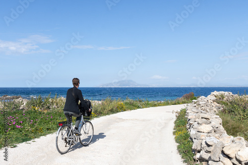 Touriste à vélo sur l'île de Favignana, Sicile photo