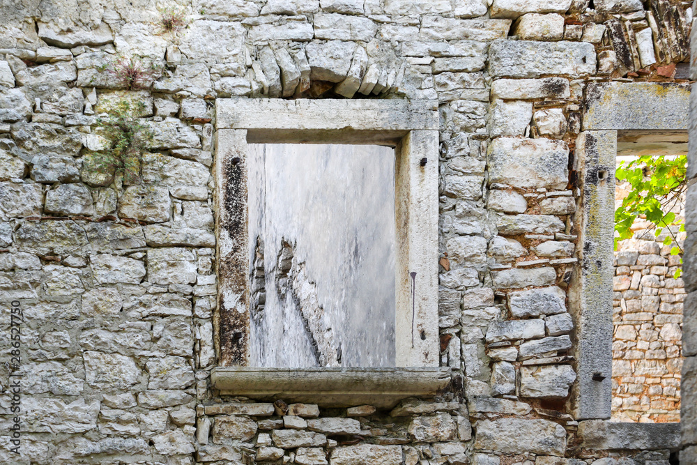 altertümliches Fenster aus Stein ohne Glas