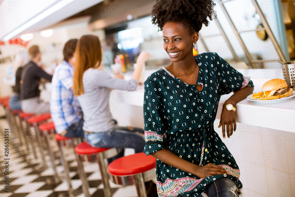 Obraz premium Young african american woman in the diner