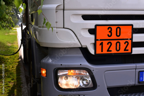 Fotografie Gefahrgut brennbar explosiv Gefahr Oel LKW Tanklaster Kennzeichnung Schild Warns