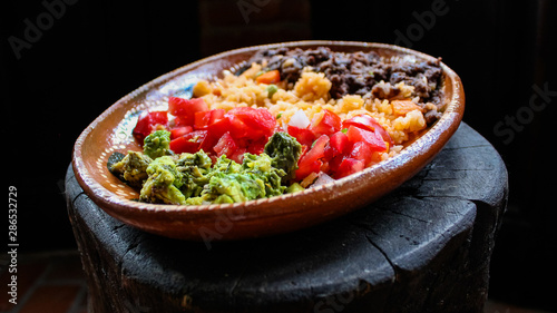 Plato de Jitomate Guacamole Arroz y Frijoles