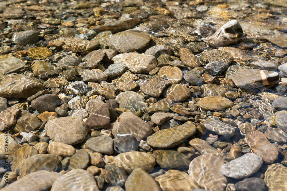 Stein im klaren Wasser