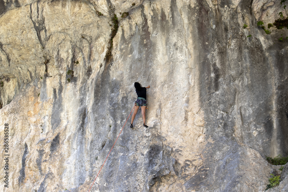 arrampicare su roccia