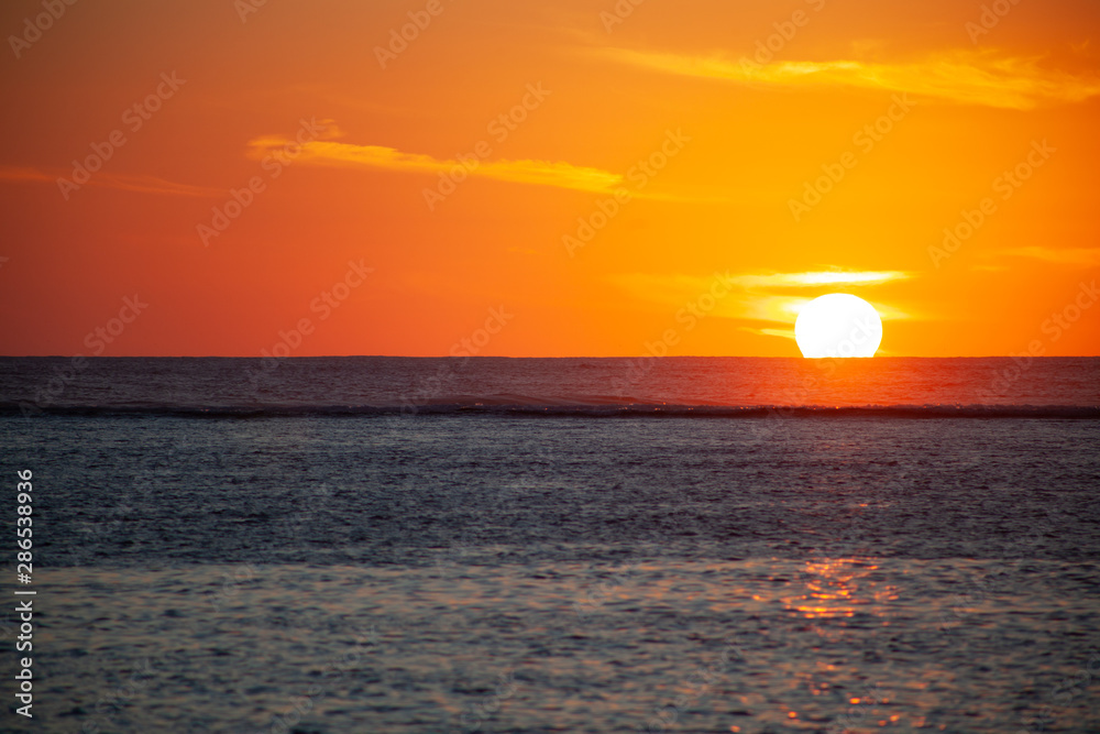 l'océan et son coucher de soleil