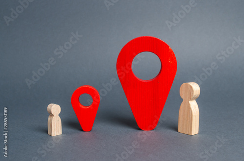 фотографія Small and big man near the red location pointers