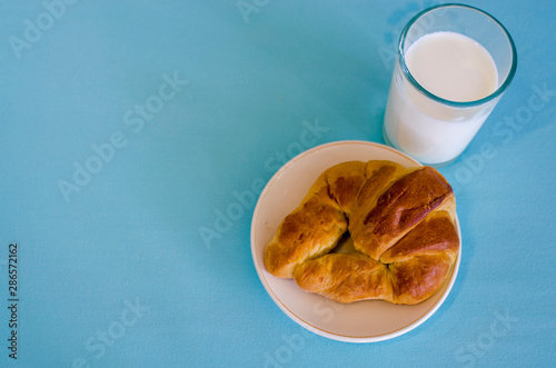 croissant con leche