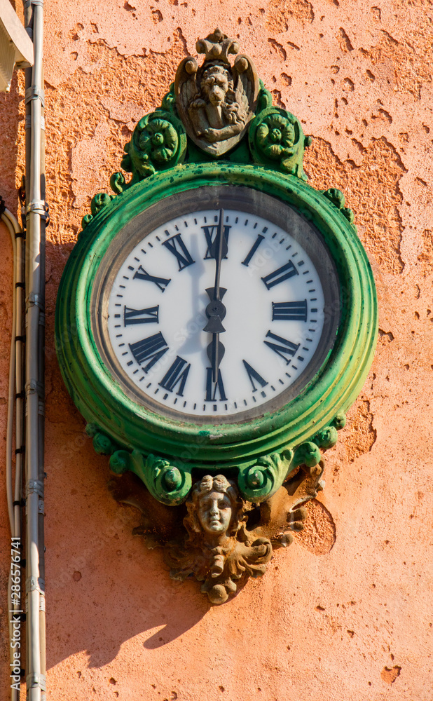 Fototapeta premium Relógio antigo na facada de um edifício histórico na Itália, Europa.
