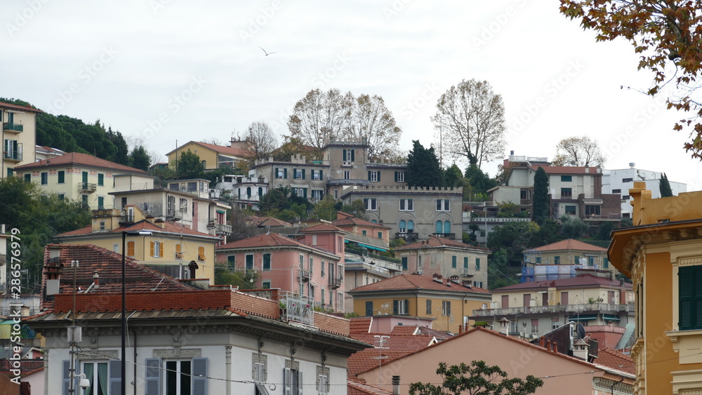 Agglomerato urbano di case sulle colline di La Spezia. Liguria, Italia