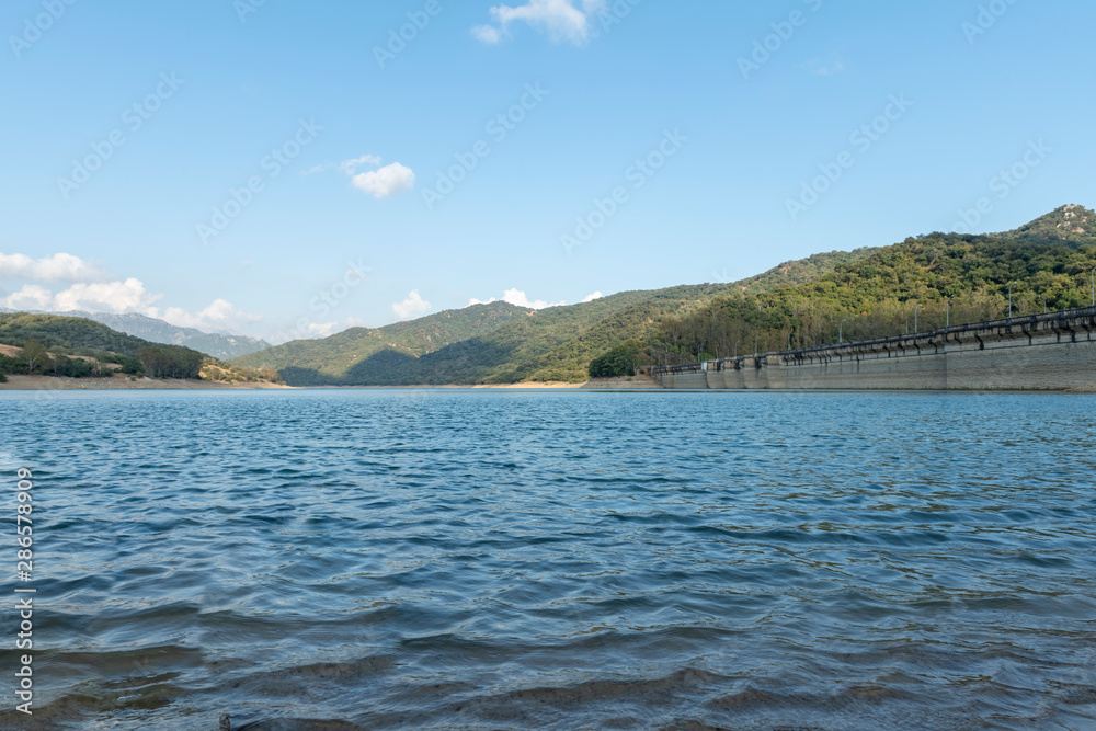 Embalse de los Hurones en la provincia de Cádiz, Andalucía, España.