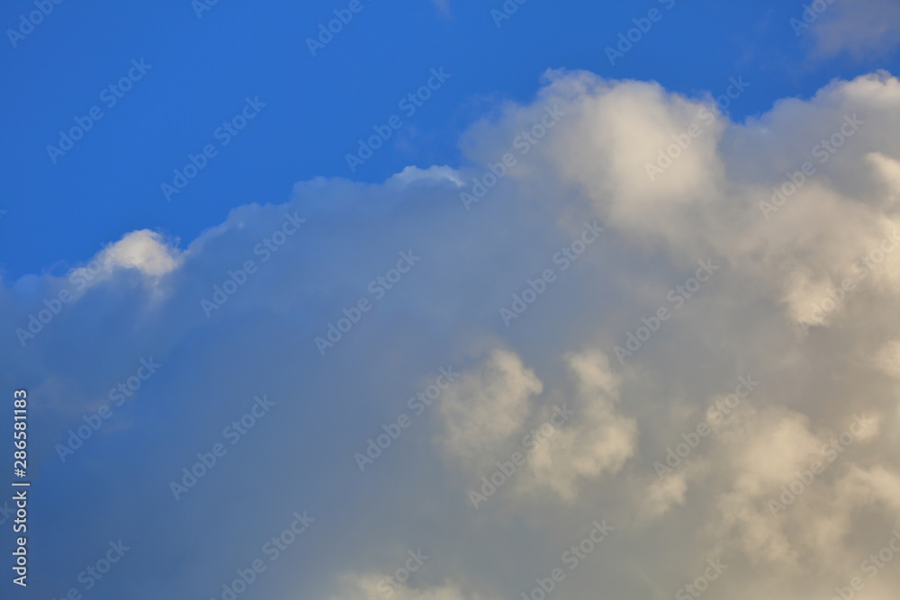 Fototapeta premium Picturesque textured clouds in the sky at the daytime