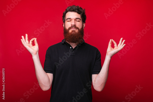 Quadro su tela Portrait of young bearded man in relaxing pose