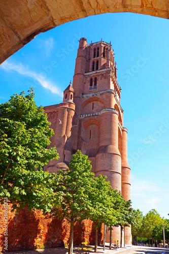 Fotografie Bell tower of the superb Sainte Cécile cathedral built in red brick on the river