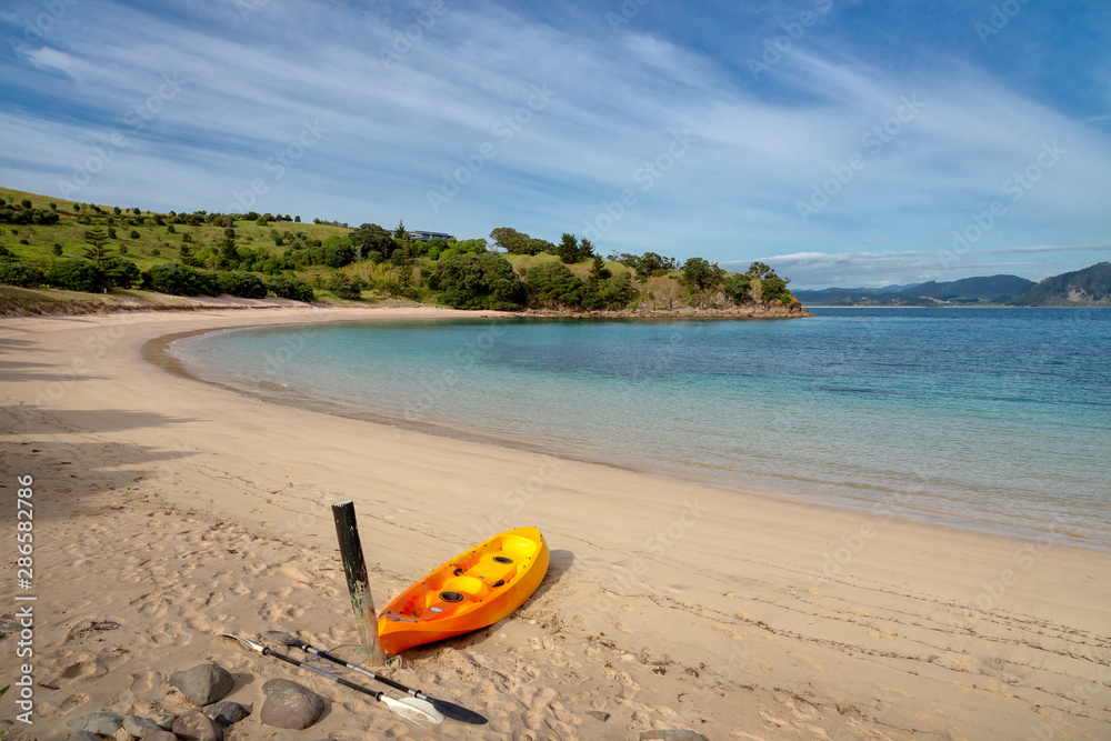 Obraz premium Kayak pulled up on a beautiful beach