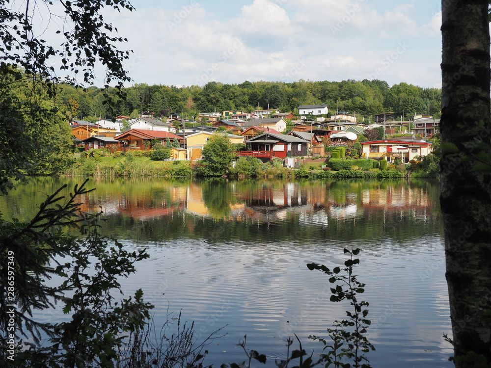 Fototapeta premium Fasshotel an den Schwarzrinderseen