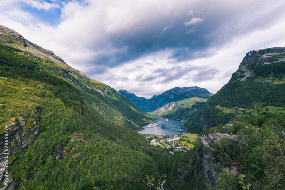 Naklejka premium Wąwóz Flydal, Geiranger Fiord, Norwegia