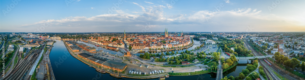Panorama der Hansestadt Lübeck im Sommer