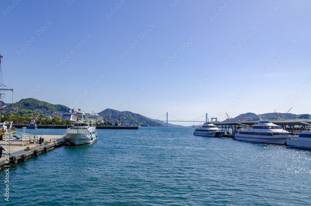 Fototapeta premium 観光船からの港町長崎