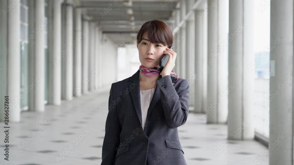 ビジネスウーマン　電話