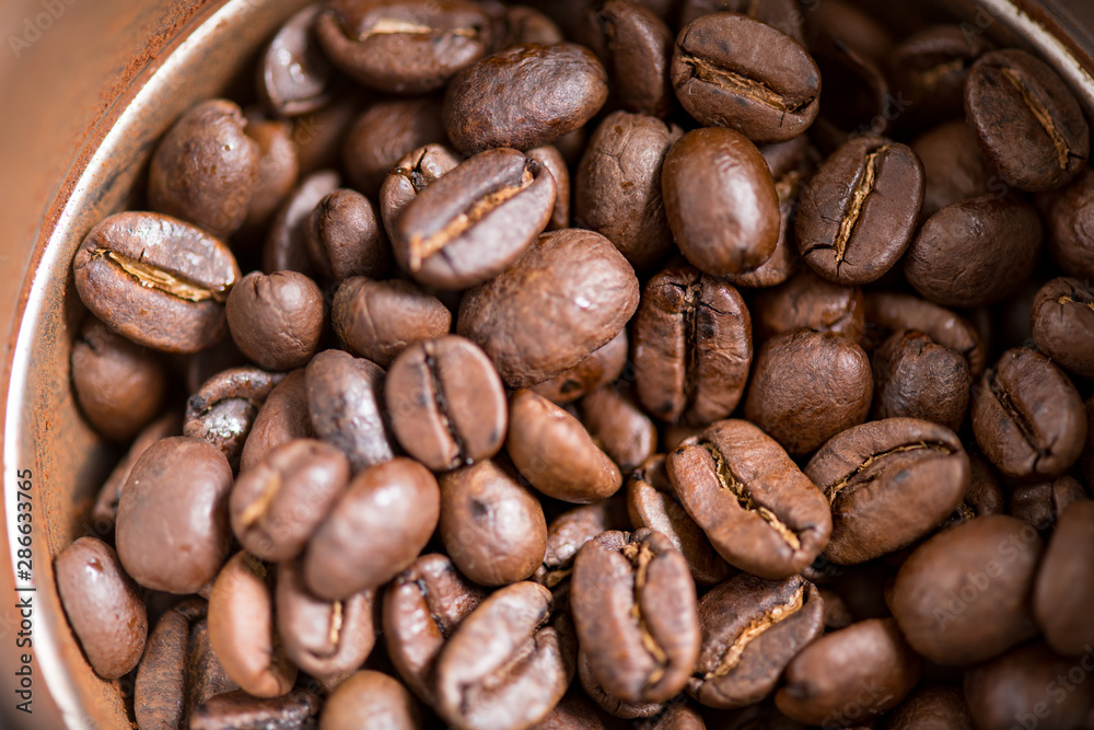 Fototapeta premium Coffee beans are ground into coffee powder by a grinder．