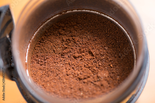 Coffee beans are ground into coffee powder by a grinder．