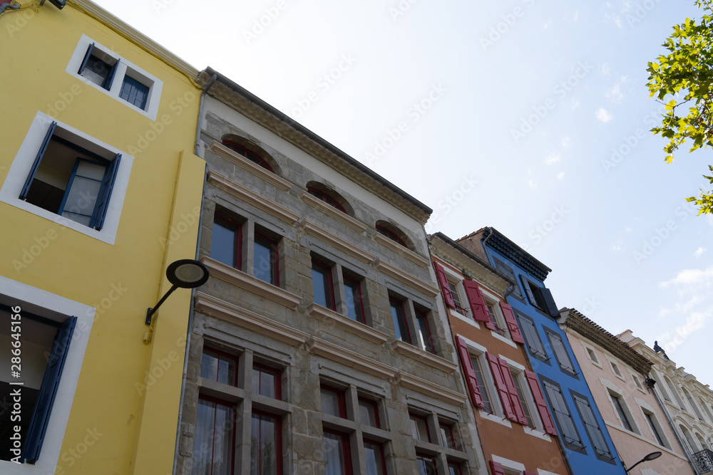 Naklejka premium colorful houses in the ‘new town’ of Carcassonne Aude in France