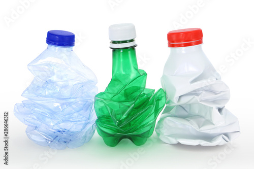 Bouteille plastique compressée pour le recyclage et le tri sélectif des déchets